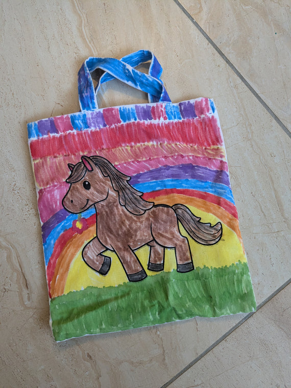 Von Kindern ausgemalte Stofftasche