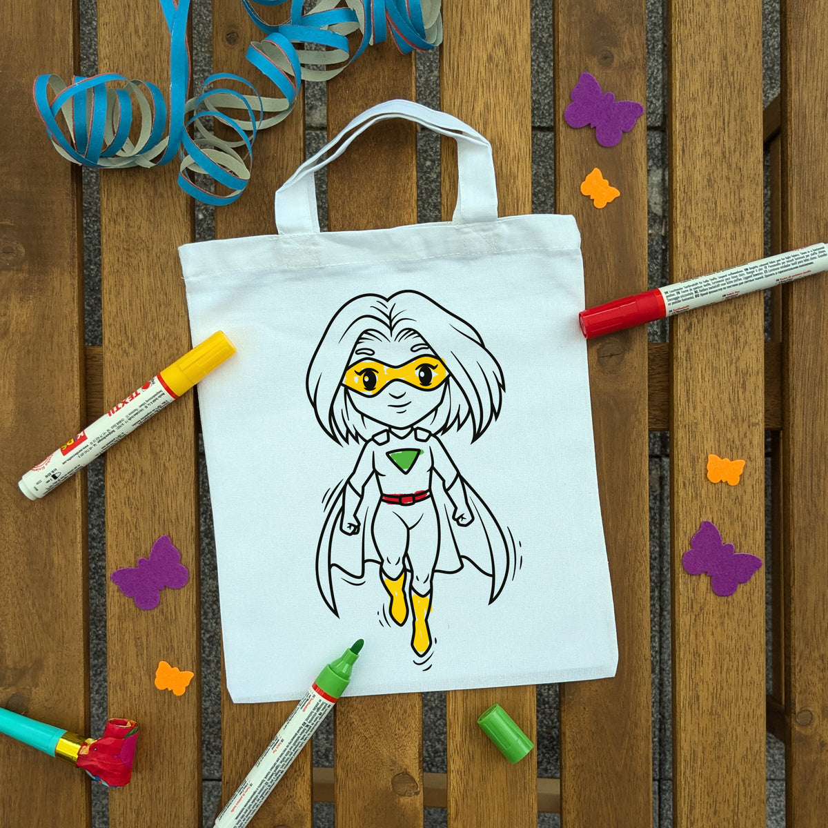Fliegende Superheldin Ausmaltasche für Kinder, bunt ausgemalt