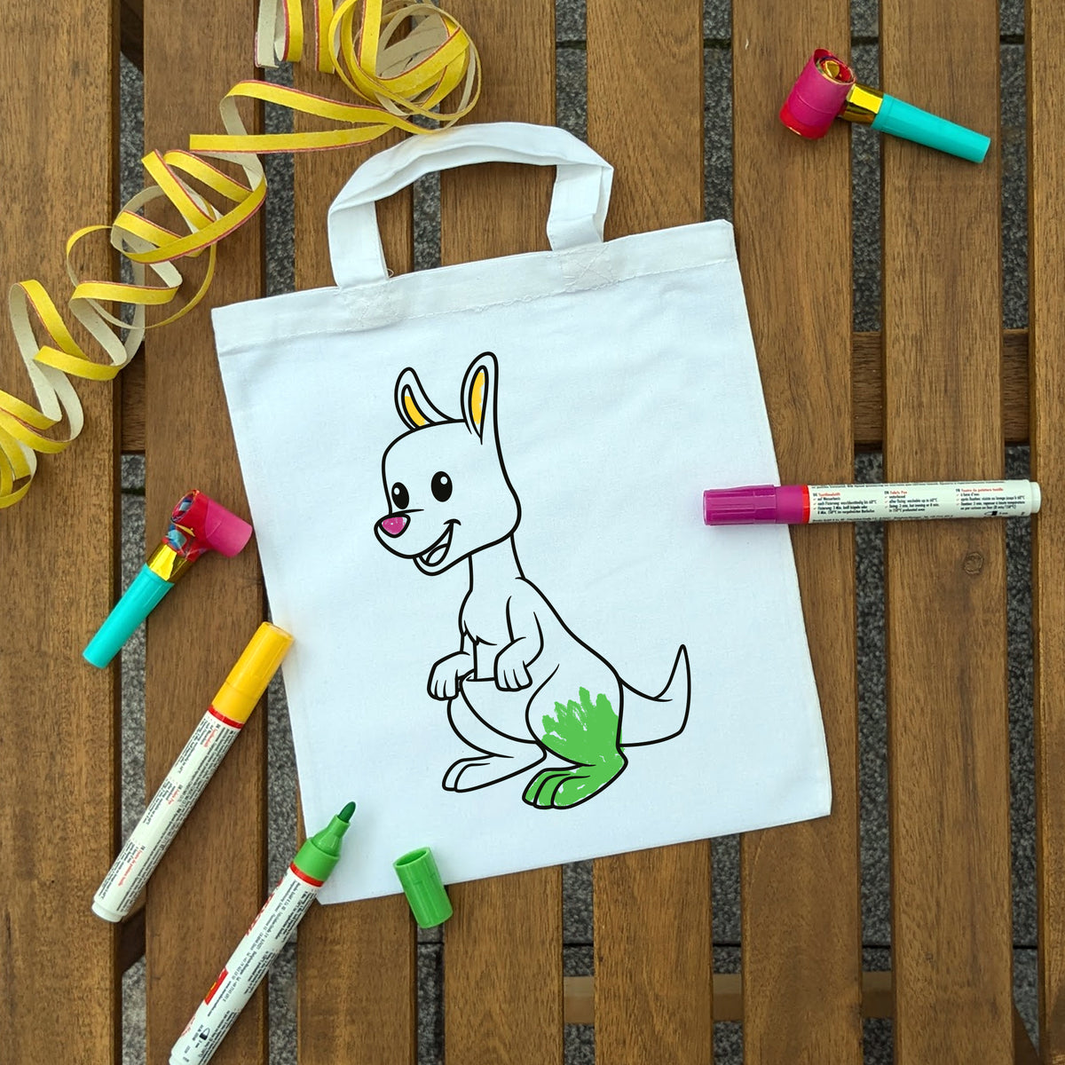 Känguru Ausmaltasche für Kinder, bunt ausgemalt