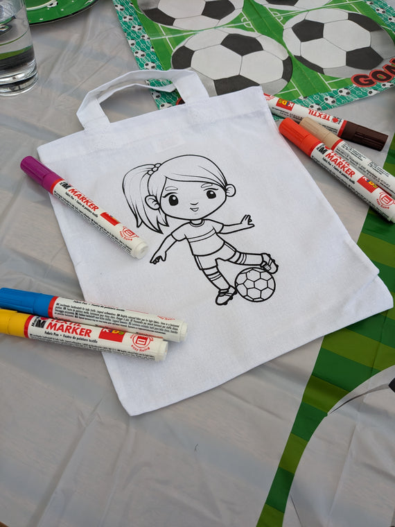 Kinder malen Stofftaschen beim Kindergeburtstag aus
