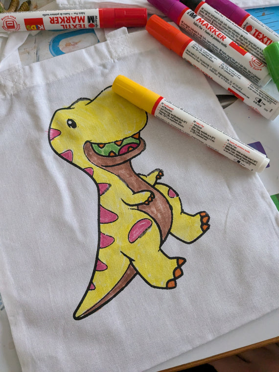 Kinder malen Stofftaschen beim Kindergeburtstag aus