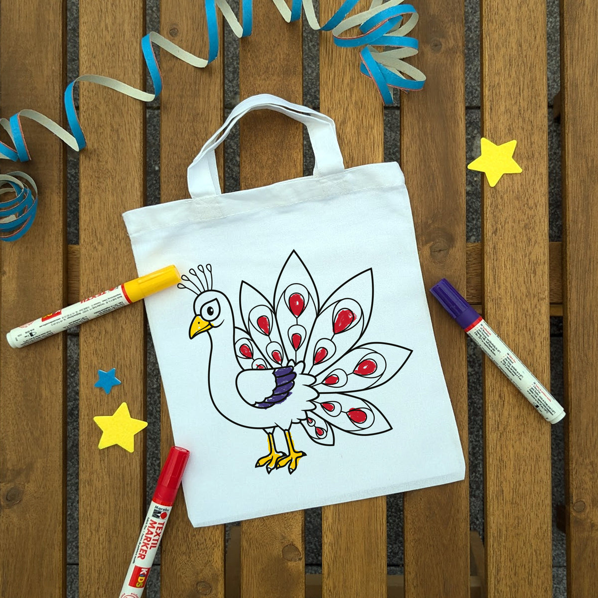 Pfau Ausmaltasche für Kinder, bunt ausgemalt